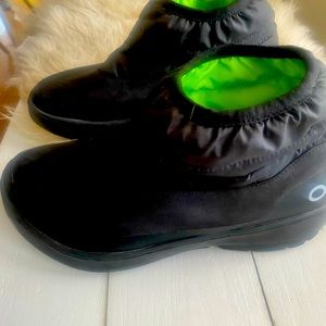 OOFOS OOmg Bootie Black Winter Boot Women's 9 Recovery Pull On, worn once.